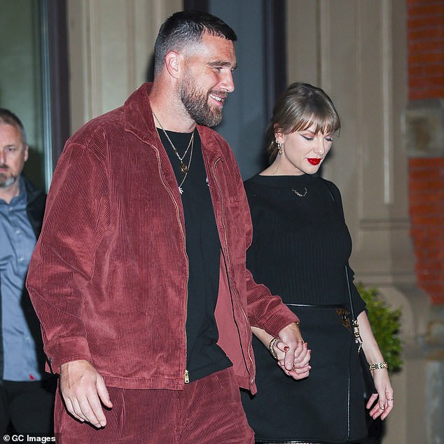 Los fanáticos de Taylor Swift están decepcionados cuando Travis Kelce actúa en solitario en un torneo de golf de celebridades… después de los rumores sobre el aumento vertiginoso de los precios de las entradas.