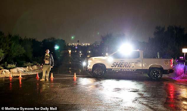 La policía ‘saca a hombres y mujeres de su casa’ durante una redada SWAT en una propiedad en busca de la desaparecida Nancy Guthrie