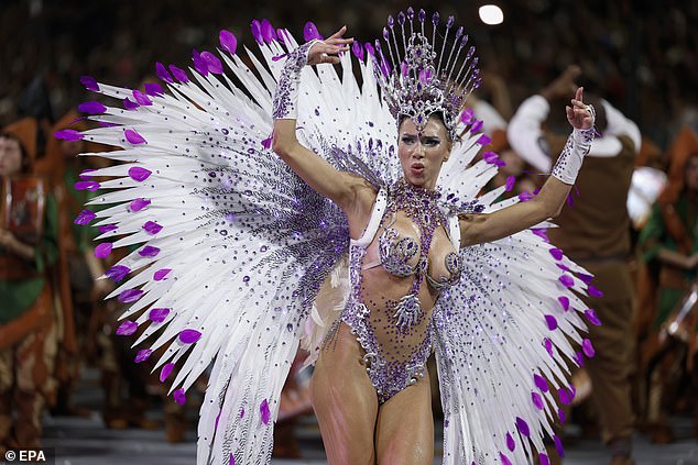 ¡Comienza la diversión carioca! Fiesteros con poca ropa y cubiertos de brillantina marchan por las calles de ciudades brasileñas para el festival anual