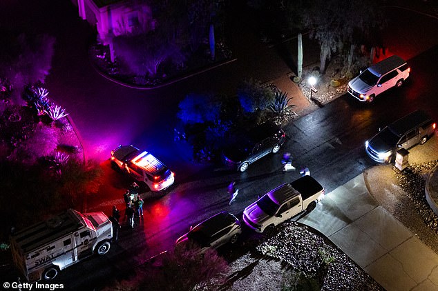 Los investigadores de Nancy Guthrie “detuvieron a cuatro personas”, un vecino dijo que vieron a un hombre pegarse un tiro en la cabeza y el Range Rover quedó cubierto con sábanas mientras la policía registraba su baúl.