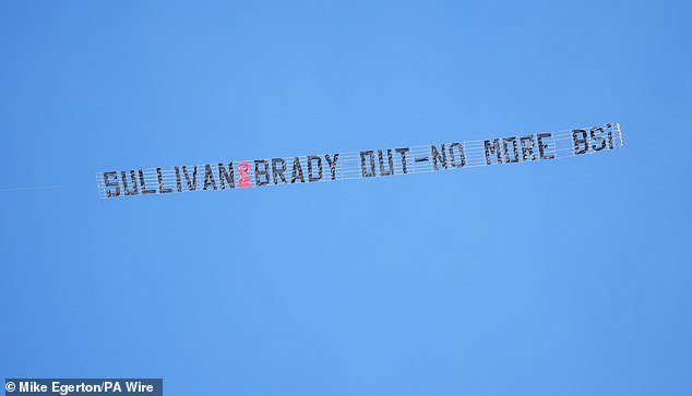 Los fanáticos enojados del West Ham organizan una protesta aérea contra su propiedad antes del partido de la Copa FA
