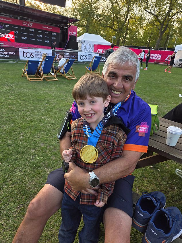 A Steve le diagnosticaron EPOC potencialmente mortal después de que se quedó sin aliento durante una corta caminata. Ahora está sano otra vez y puede incluso correr maratones… y los médicos dicen que casi todas las víctimas pueden hacer lo mismo