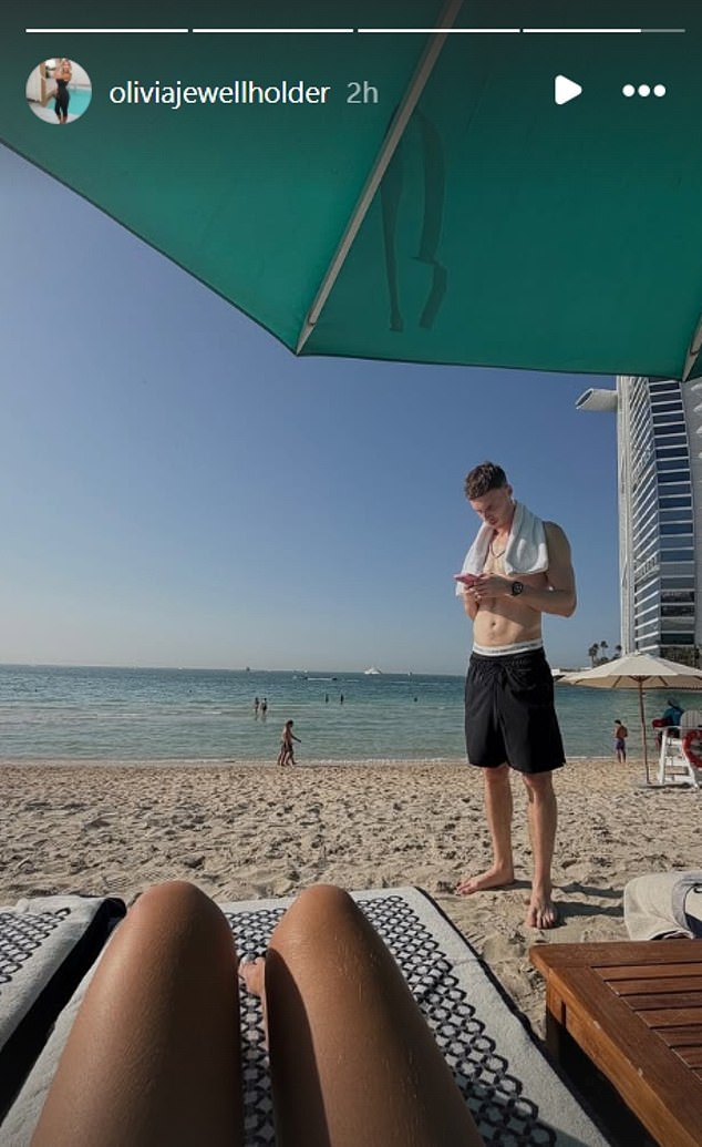 Cole Palmer toma el sol de invierno en una escapada de San Valentín a Dubai con su novia Olivia Holder, mientras sus compañeros del Chelsea visitan Hull