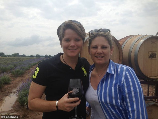 Bitter Kansas divorciado, de 51 años, enviado a prisión federal por mentir acerca de que su esposa astronauta pirateó su cuenta bancaria mientras estaba en el espacio exterior