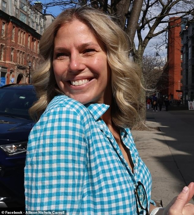 El estudio de cerámica de Boston bañado por el sol que le encanta a Zendaya está dirigido por una ex reina del baile de graduación ruidosa que aterroriza a los hombres homosexuales y le deja una mala crítica, dicen los lugareños.