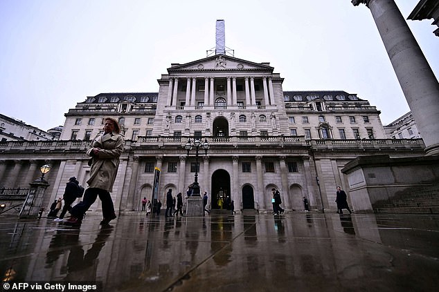 El Banco de Inglaterra dice que el personal masculino con “género fluido” puede usar sombra de ojos y tacones altos en la oficina con el nuevo código de vestimenta