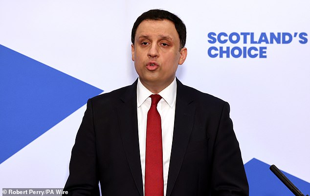 El líder laborista escocés, Anas Sarwar, ha advertido que el SNP podría estar en el poder durante diez años si el partido de Nigel Farage es eliminado.