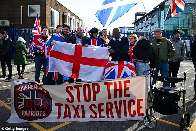 El llamamiento de donación del RNLI provoca furor cuando los residentes afirman que £200 de la recaudación de fondos podrían usarse para salvar a los inmigrantes en embarcaciones pequeñas