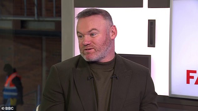Wayne Rooney critica al árbitro por “una de las PEORES decisiones que he visto” después de una brutal caída tras el “shock absoluto” durante la victoria del Newcastle en la Copa FA sobre el Aston Villa mientras los árbitros luchan por arreglárselas sin el VAR