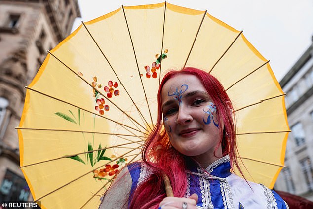 Año del Caballo: Bailarines de dragones actúan en el desfile de Liverpool mientras las celebraciones del Año Nuevo Lunar comienzan con una colorida exhibición
