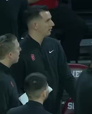 Juego de baloncesto universitario retrasado debido a un extraño incendio cuando la MÁQUINA DE PALOMITAS estalla en llamas