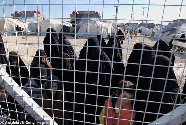 Las novias de ISIS solicitan pasaportes australianos desesperadas por abandonar los campos sirios y regresar a casa