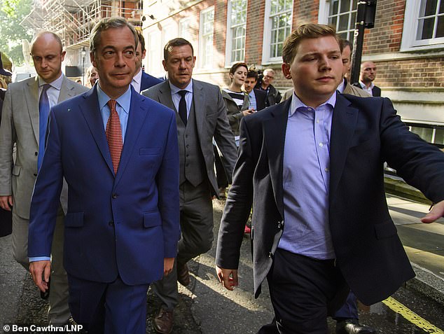 Asesor principal de Reform UK encarcelado por ofrecer consejos sobre lavado de dinero en la web oscura, libro sobre cómo lavar dinero en efectivo…