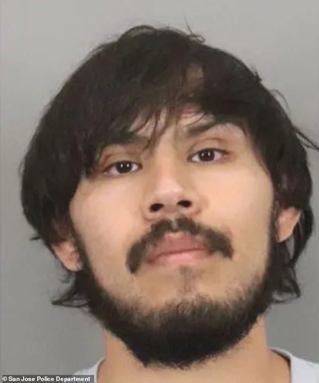 Finalista de Maestro del Año acusado de hacerse pasar por un niño de 13 años y ofrecer dinero en efectivo a un oficial encubierto a cambio de sexo