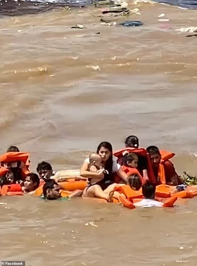Una niña entre los dos muertos después de que un barco turístico lleno volcara minutos en la Amazonía brasileña