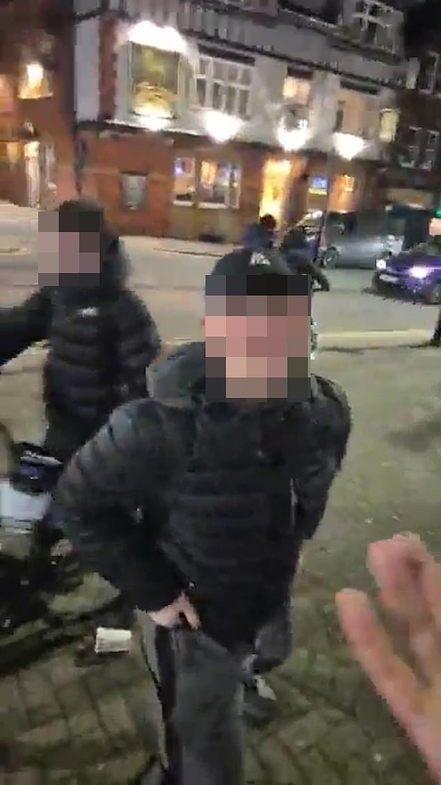 La ciudad teme incluso salir de noche: la tranquila comunidad está aterrorizada por matones “salvajes” que arrojan objetos desde automóviles en movimiento, destrozan paradas de autobús y acosan a los compradores locales.