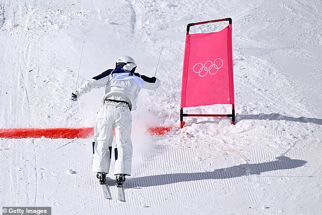 El sorprendente momento en que un esquiador cruza la línea HACIA ATRÁS después de que su rival se sale de los límites antes de ganar la plata