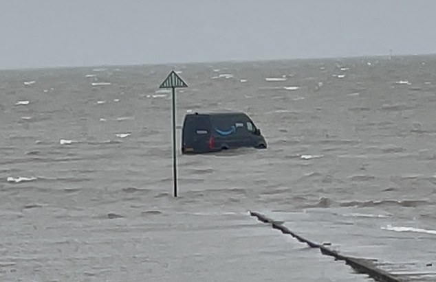 ¡Haga un giro en U siempre que sea posible! La furgoneta de reparto de Amazon se atasca en el barro tras seguir el GPS