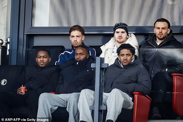 Cómo Robin van Persie utilizó un vacío legal poco conocido para solucionar los problemas de permiso de trabajo de Raheem Sterling: Feyenoord organiza un campamento en BÉLGICA para que la ex estrella del Chelsea pueda entrenar y verse obligado a ver la derrota del nuevo equipo desde las gradas