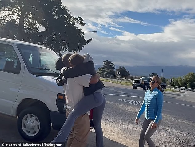 La ex estrella de UFC Caín Velásquez se reúne con su familia después de ser liberado de prisión en relación con el intento de asesinato de un hombre acusado de agredir sexualmente a su hijo.