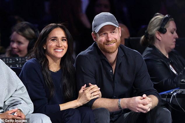 Meghan Markle abraza al Príncipe Harry durante una cita nocturna junto a la cancha en el Juego de Estrellas de la NBA el fin de semana del Día de San Valentín.