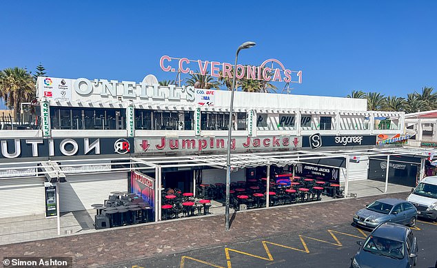 Brit, de 18 años, lucha por su vida en Tenerife tras ser apuñalado mientras perseguía a un ladrón que le robó el teléfono a su amigo