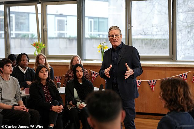 Los asesores huyen del hundimiento del cargo de primer ministro de Starmer: el primer ministro dice que está ‘totalmente luchando’ y torpemente se califica a sí mismo como ‘hombre de negocios con sentido común’ – el asesor blairista ‘desairó el puesto de jefe de personal’