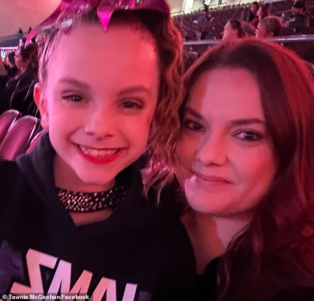 Una madre de baile de Utah mató a su hija de 11 años y se suicidó durante un concurso de porristas en Las Vegas, dice la policía.