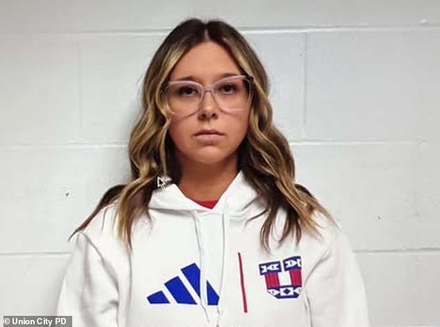 Secretaria de colegio, 31 años, acusada de tener relaciones sexuales con dos alumnas, su marido fue sorprendido mientras una de ellas la ‘golpeaba’