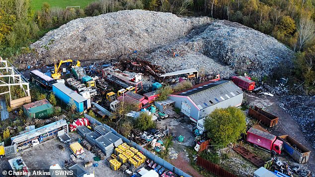 Nueva actividad en un enorme vertedero ilegal que pertenece en parte al rey Carlos: excavaciones para trasladar montañas de desechos a tierras reales