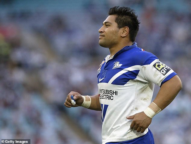 Las estrellas de los Bulldogs de la Premier League se unen en torno a su ex compañero de equipo Matt Utai, quien permanece en estado crítico después de recibir dos disparos afuera de su casa.