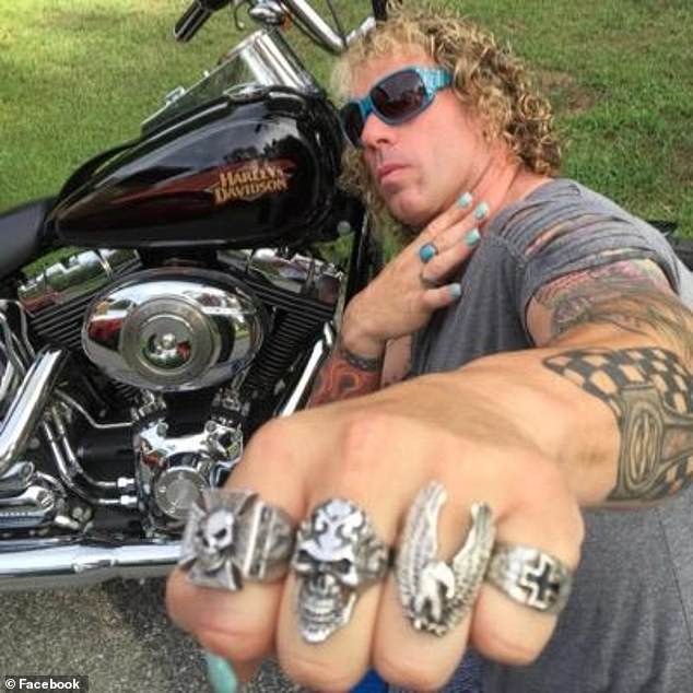 El pistolero, que también utilizó nombres de mujeres, mató a dos e hirió gravemente a otras tres en un partido de hockey juvenil.