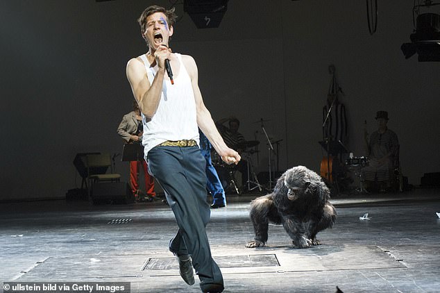 El actor fue atacado por la multitud mientras pronunciaba un discurso en un teatro alemán