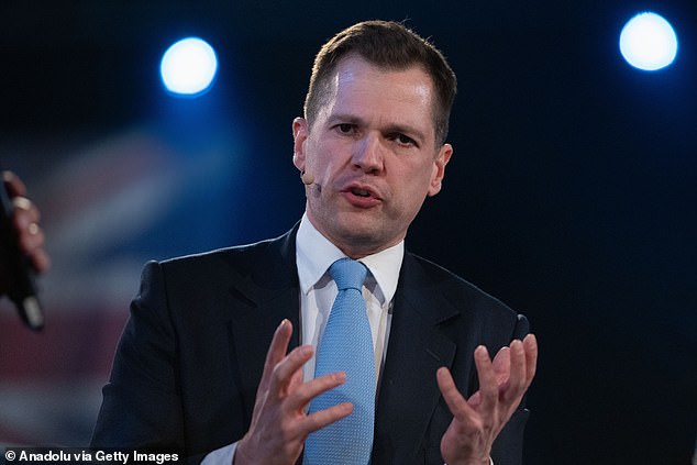 Nigel Farage presentará el primer “gabinete en la sombra” de reformas, y el ex ministro conservador Robert Genrick será su “canciller en la sombra”.