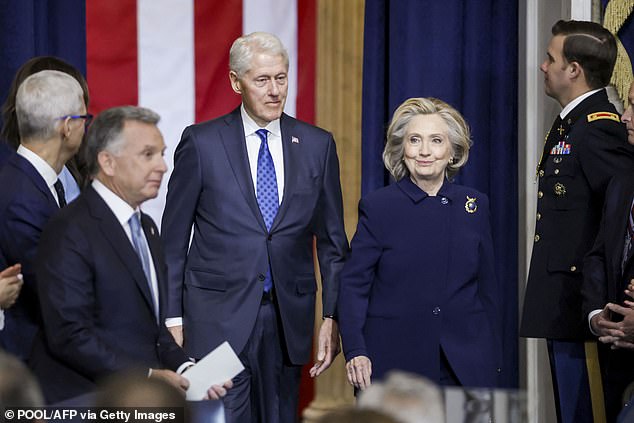 Hillary Clinton culpa al “encubrimiento” de Epstein por parte de Trump, ya que afirma que Bill solo viajó en el Lolita Express para “trabajos de caridad”.