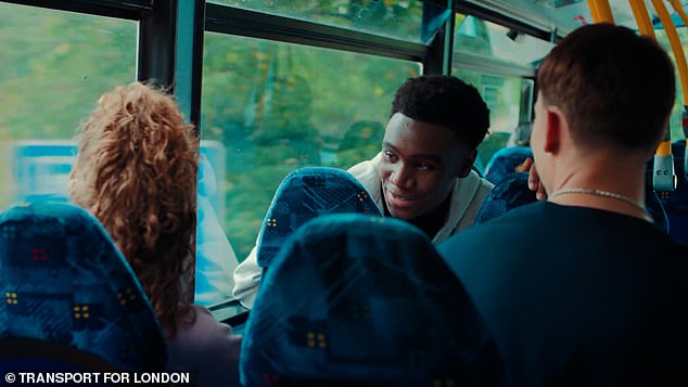 Un anuncio de TfL que muestra a un hombre negro y su amigo blanco acosando a una chica blanca en un autobús ha sido prohibido después de solo una queja… por “reforzar estereotipos raciales negativos”