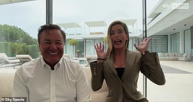 Momento hilarante: el marido y la mujer del Mansfield Town son atacados por sus hijos y su perro durante una caótica entrevista antes del partido de quinta ronda del club contra el Arsenal.