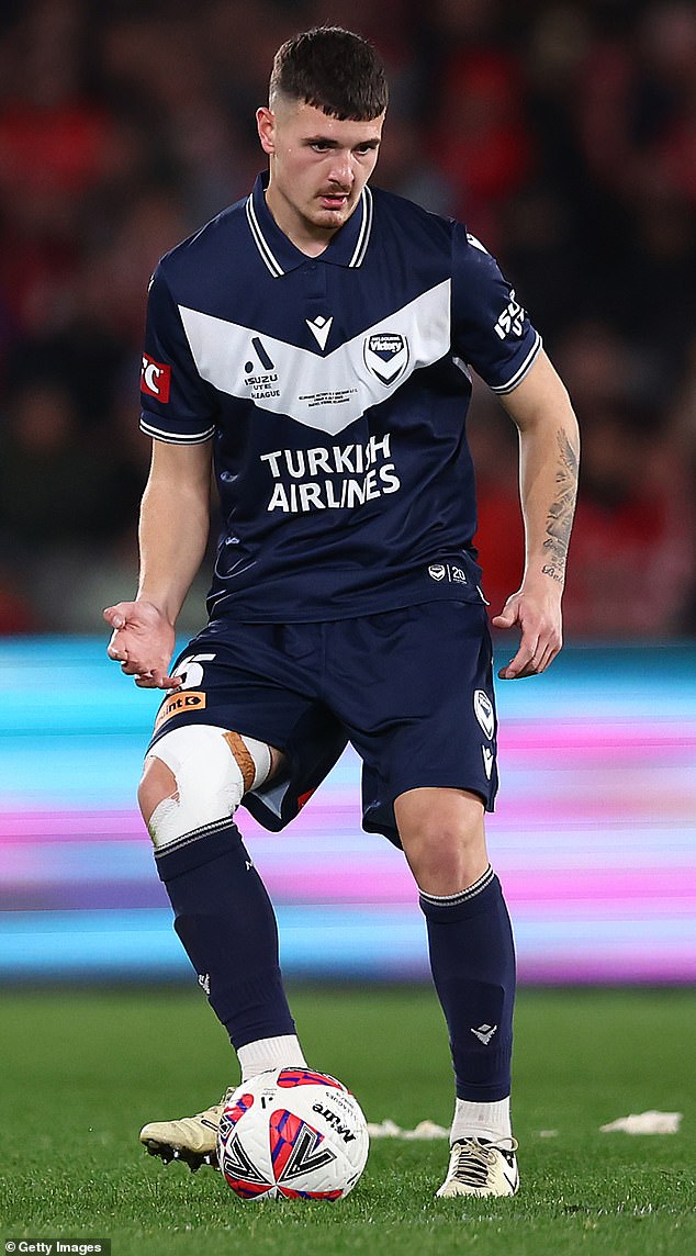 La ex estrella de Melbourne Victory Academy, Damian Bozinovski, fue trasladada al hospital después de colapsar a mitad del partido.