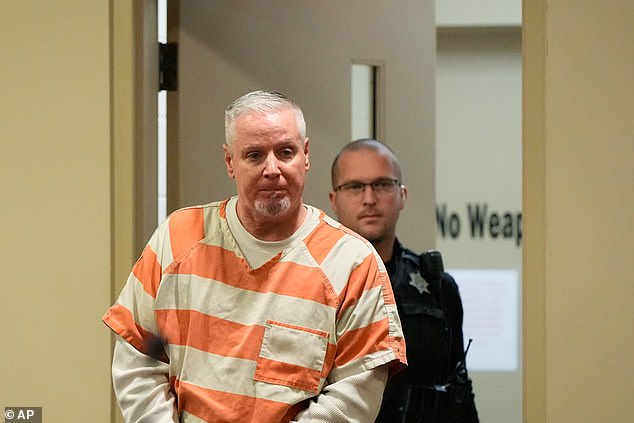 Un padre de Georgia está siendo juzgado por supuestamente darle un rifle a su hijo antes de un tiroteo en la escuela