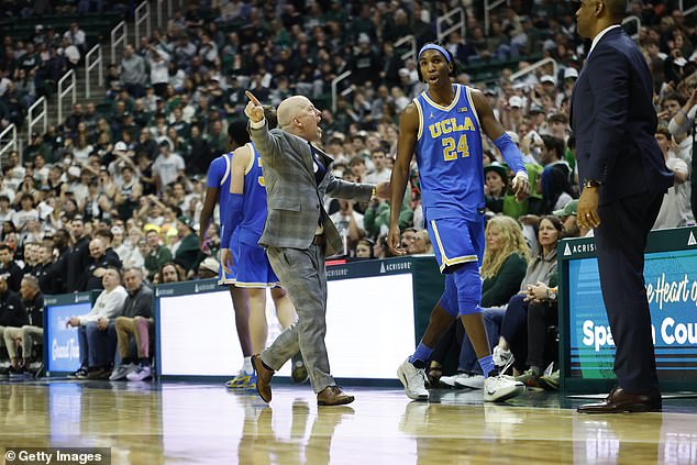 El entrenador de UCLA, Mick Cronin, expulsa a su propio jugador por una falta flagrante al final del juego contra Michigan State