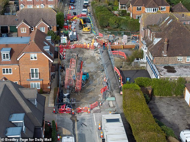 A pesar de evacuar a las familias, cerrar tiendas y destruir la aldea, el sumidero de Surrey permaneció sin resolver durante más de un año.