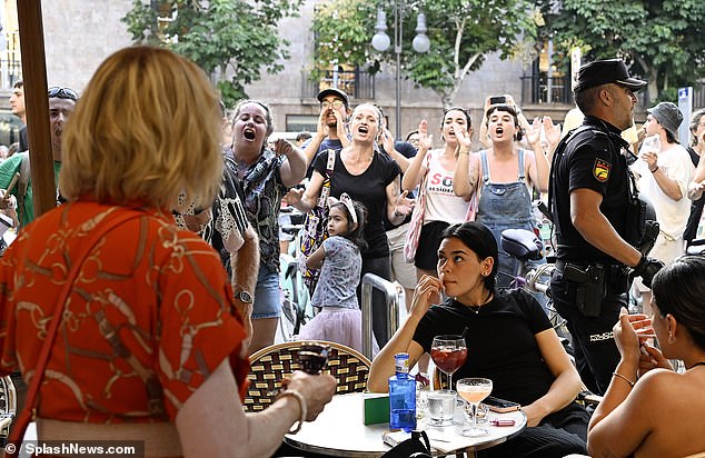 Una turba antiturista se prepara para otro verano de ataques a los británicos: los manifestantes de Mallorca advierten que ya han comenzado a planear disturbios