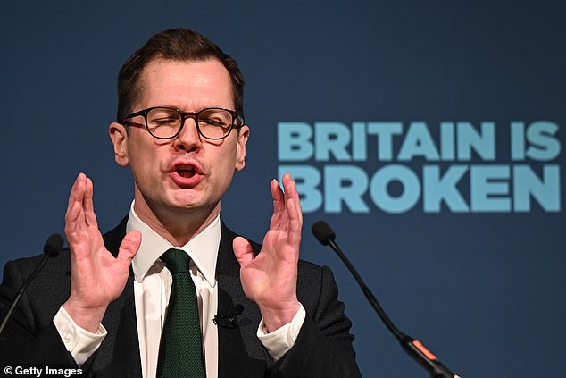 ¿Las reformas bloquearán triplemente las pensiones? Robert Jenrick respalda al partido diciendo que siempre cuidará de las personas mayores, pero Farage dice que su futuro está “en debate”