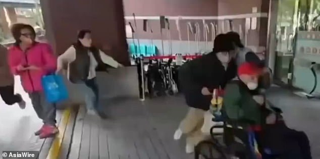 El abuelo roba un auto: los familiares dejan a su padre millonario de 102 años en una silla de ruedas mientras planea heredar su fortuna a su cuidadora, de 68 años, y a ella.