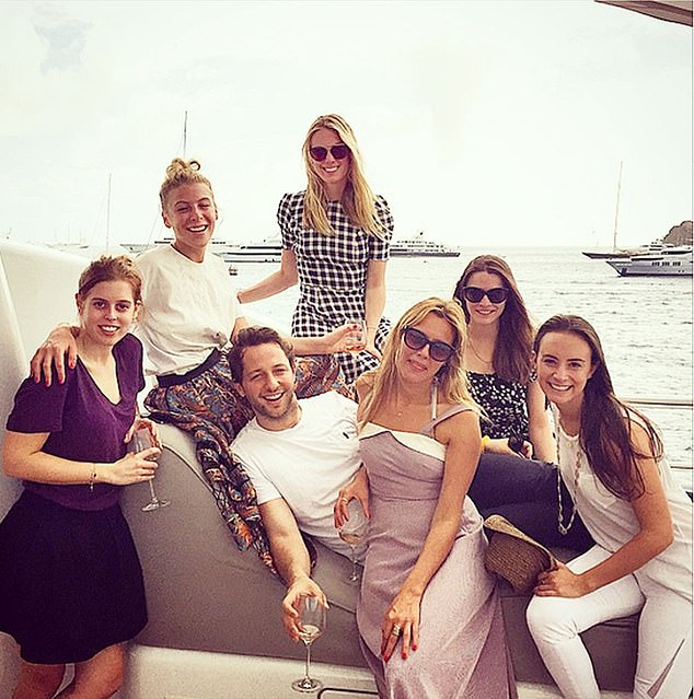 ¿Cómo pudo Beatrice afrontar el estilo de vida jet-set de sus 20 años? La princesa se tomó 17 vacaciones al año y ganó £19.500; ahora cabe preguntarse cómo se financiaron sus excursiones en medio de las revelaciones de Epstein, dice un experto real