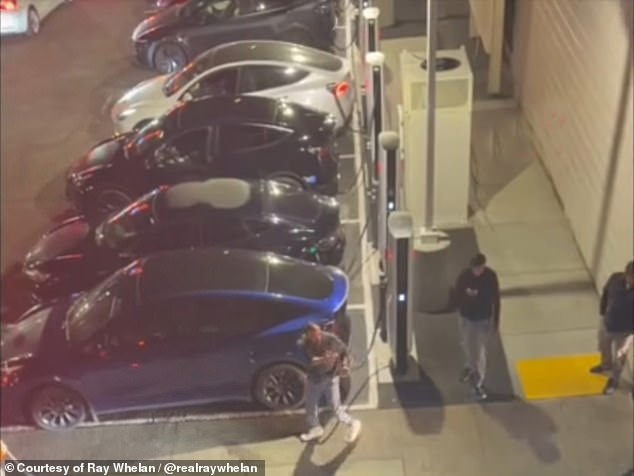Los lugareños que viven cerca de un estacionamiento de carga de Tesla se mantienen despiertos a todas horas por los golpes de los graves y las discusiones entre propietarios “arrogantes”.