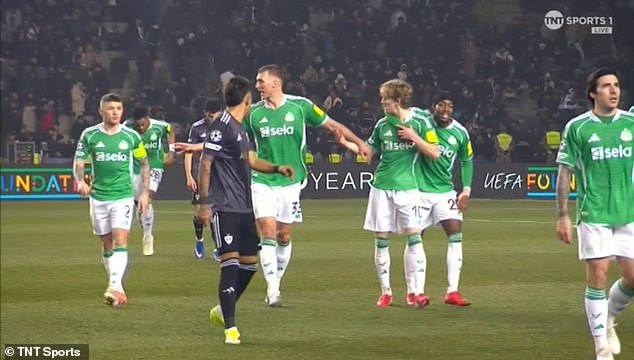 Las estrellas de Newcastle, Anthony Gordon y Kieran Trippier, fueron separados por compañeros de equipo en un extraño choque cuando los jugadores abandonaron el campo y el Toon GANÓ 5-0 en los play-offs de la Liga de Campeones.