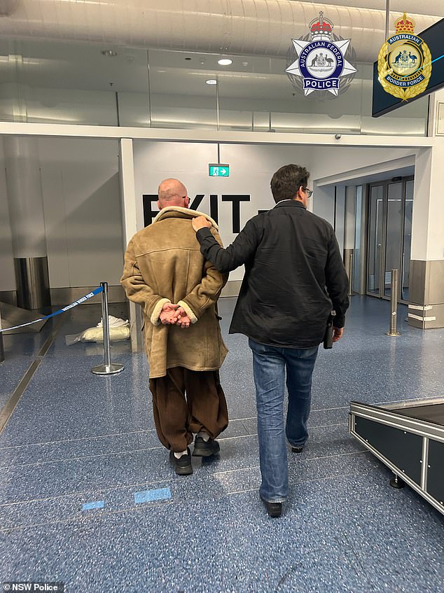Descubrimiento impactante después de que un hombre australiano fuera arrestado en el aeropuerto de Sydney y arrastrado a la cárcel mientras intentaba volar a casa.