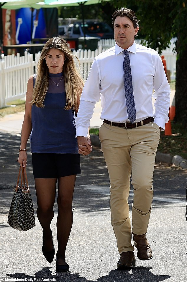 La esposa del luchador del interior Matt Wright criticó las afirmaciones hechas sobre su esposo mientras él estaba en prisión luego de un fatal accidente de helicóptero.