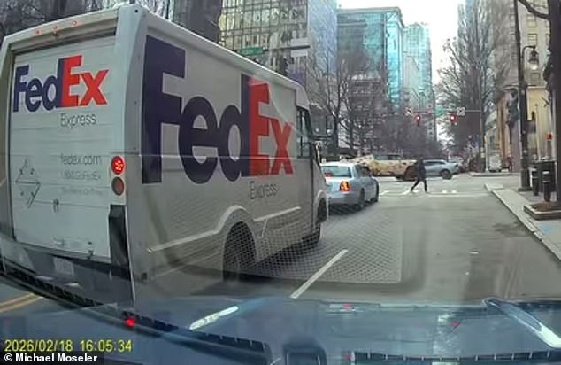 La estrella de la NBA LaMelo Ball captada por la cámara del tablero chocando su Hummer de camuflaje en el centro de Charlotte